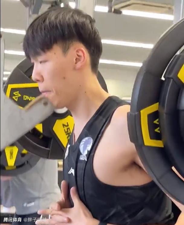 液体钻进美女的脚附身美女