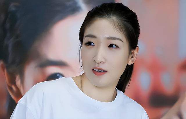 娇妻玩3p被三个男人伺候视频